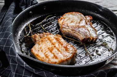 Izgara domuz pirzolası. Organik et. Beyaz arka plan. Üst görünüm.