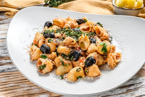 Pasta Puttanesca Mit Thunfisch Tomaten Knoblauch Und Schwarzen Oliven Weißer — Stockfoto