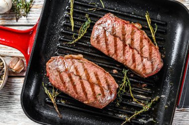 Biftek yemeye hazır. Top Blade bifteği, siyah Angus eti. Gri arka plan. Üst görünüm.