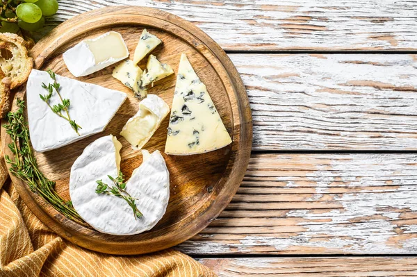 Prato Queijo Com Camembert Brie Queijo Azul Com Uvas Fundo — Fotografia de Stock