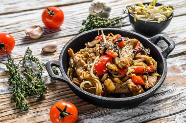 Tavada tavuk kızartması. Wok udon eriştesi. Geleneksel Asya yemekleri. Beyaz arka plan. Üst görünüm.