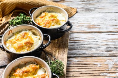 Kil kapta tavuk ve mantar güveci. Beyaz arka plan. Üst Manzara. Boşluğu kopyala.