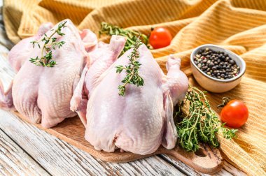 Kekik ve baharatlı çiğ tavuk. Beyaz arka plan. Üst görünüm.