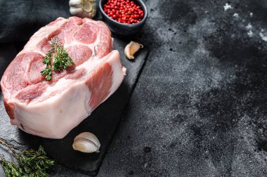 Çiğ domuz boynu, sebze yaprakları ve baharatlarla et doğrar. Siyah arka plan. Üst Manzara. Boşluğu kopyala.