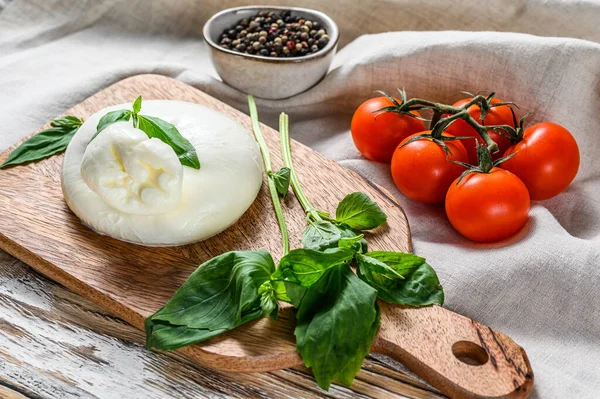 Mozzarella Italiana Burrata Con Foglie Basilico Insalata Caprese Sfondo Bianco — Foto Stock