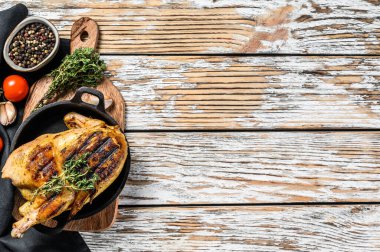 Bütün organik tavuğu kekik ile kızarttım. Beyaz arka plan. Üst Manzara. Boşluğu kopyala.