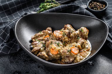 Kızarmış tavuk ciğeri, soğan ve otla birlikte. Siyah arka plan. Üst görünüm.