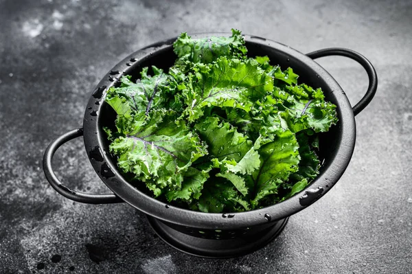 Frischer Grünkohlsalat Sieb Vegetarisches Essen Schwarzer Hintergrund Ansicht Von Oben — Stockfoto