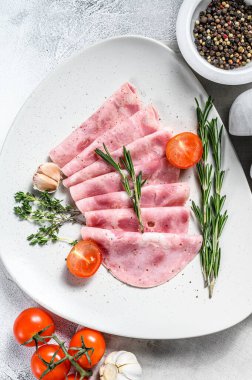 Dilimlenmiş domuz jambonu. Taze prosciutto. Beyaz arka plan. Üst görünüm.