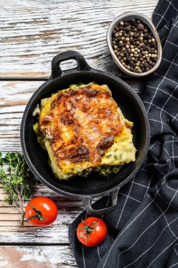 Tavada nefis pişmiş lazanya, İtalyan geleneksel mutfağı. Beyaz ahşap arka plan. Üst görünüm.