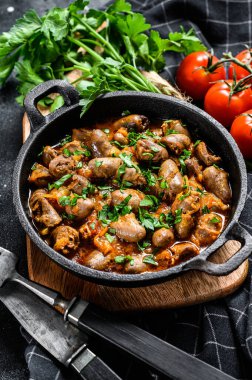 Tavuk kalpli güveç ve taze maydanozlu sebze. Siyah arka plan. Üst görünüm.