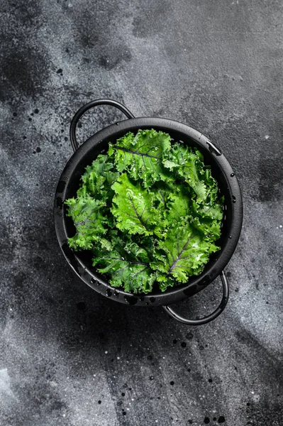 Frischer Grünkohlsalat Sieb Vegetarisches Essen Schwarzer Hintergrund Ansicht Von Oben — Stockfoto