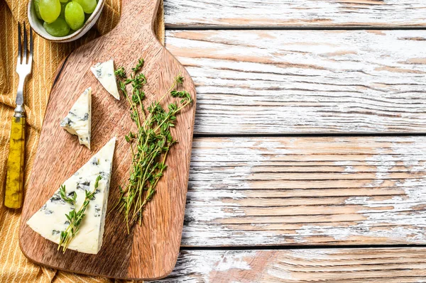 Queijo Gorgonzola Francês Com Uvas Fundo Madeira Branco Vista Superior — Fotografia de Stock