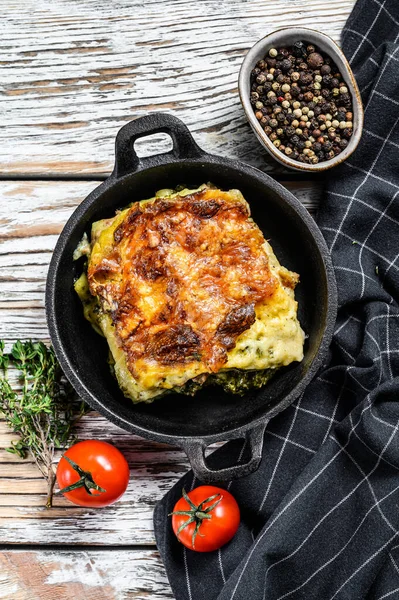 Tavada nefis pişmiş lazanya, İtalyan geleneksel mutfağı. Beyaz ahşap arka plan. Üst görünüm.