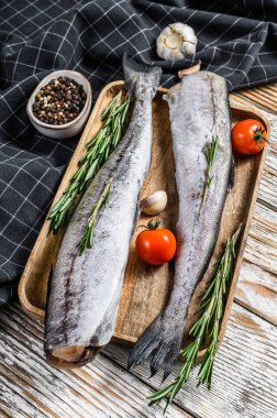 Tam balık Pollock. Çiğ deniz ürünleri. Beyaz arka plan. Üst görünüm.