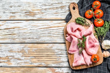 Dilimlenmiş jambon Taze prosciutto. Domuz jambonu dilimlenmiş. Beyaz ahşap arka plan. Üst Manzara. Boşluğu kopyala.