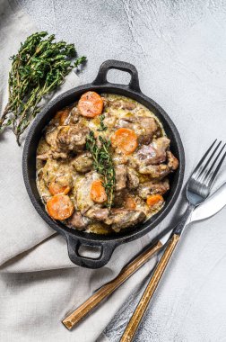 Fırında tavuk ciğeri, kızarmış tavada soğanla birlikte sakatat. Beyaz arka plan. Üst görünüm.