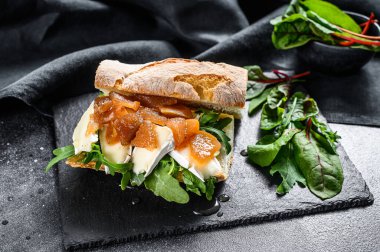 Keçi peynirli armut bruschetta, pazı ve balzamik sirke. Siyah arka plan. Üst görünüm.