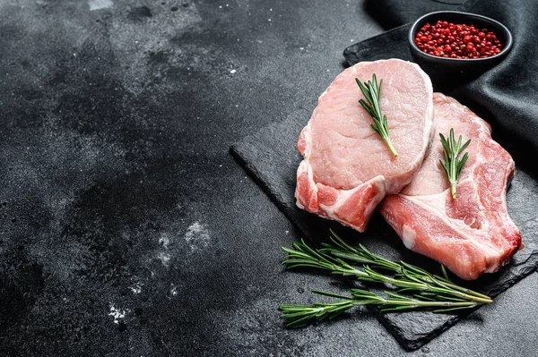 Syrový Vepřový Steak Organické Maso Černé Pozadí Horní Pohled Kopírovat — Stock fotografie