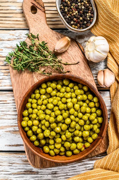 Guisantes Verdes Enlatados Tazón Madera Comida Enlatada Fondo Blanco Vista —  Fotos de Stock