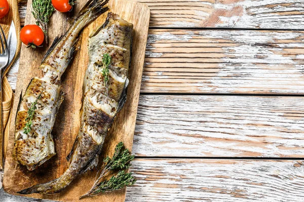 Taze kekik ve domatesli nefis ızgara pollock. Beyaz arka plan. Üst Manzara. Boşluğu kopyala.