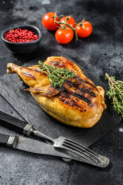 Bütün çiftlik tavuğunu pişirdim. Siyah arka plan. Üst görünüm.