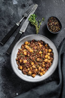 Nohut ile kaynamış kinoa. Sağlıklı yiyecekler, diyet. Siyah arka plan. Üst görünüm.