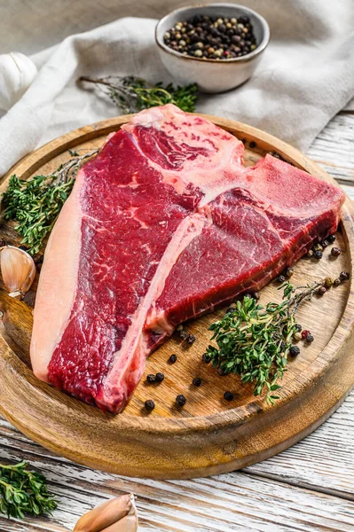 Bife Porco Carne Crua Orgânica Fundo Branco Vista Superior — Fotografia de Stock