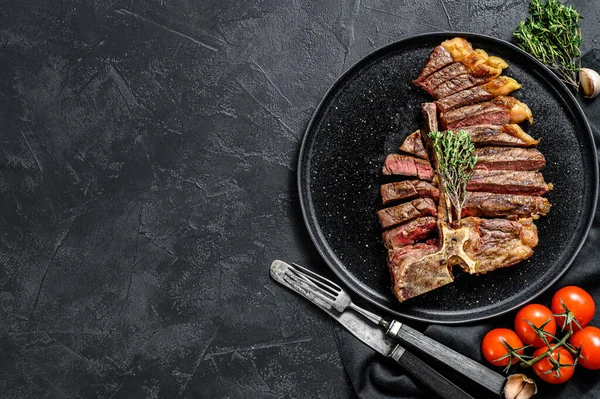 Bife Florentino Grelhado Fatiado Carne Carne Osso Fundo Preto Vista — Fotografia de Stock