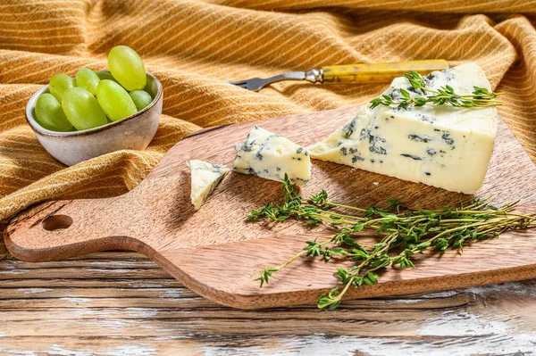 Queso Gorgonzola Francés Con Uvas Fondo Madera Blanca Vista Superior —  Fotos de Stock