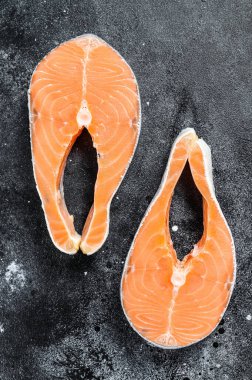 Çiğ somon bifteği, organik balık. Siyah arka plan. Üst görünüm.