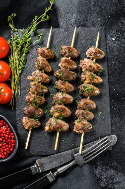 Şiş ve ızgara tavuk kalbi. Yakitori. Siyah arka plan. Üst görünüm.