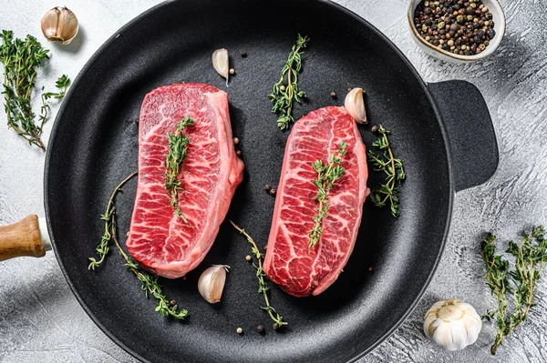 Nyers Márványmarha Steak Felső Pengés Hús Steak Szürke Háttér Felülnézet — Stock Fotó