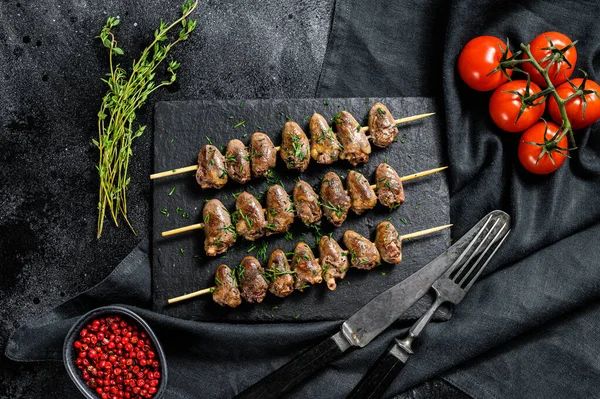 Corações Frango Espetados Grelhados Yakitori Fundo Preto Vista Superior — Fotografia de Stock