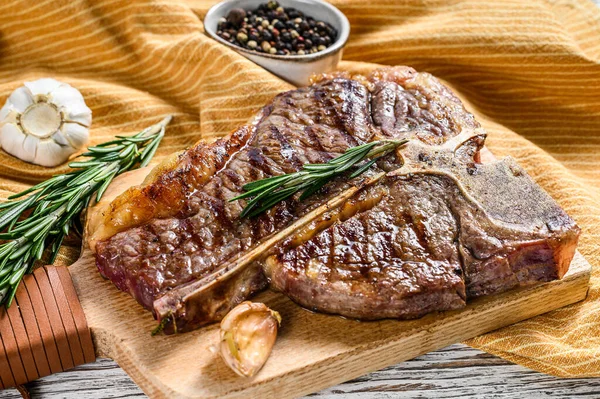 Grilovaný Porterhouse Steak Sekací Desce Vařené Hovězí Maso Bílé Dřevěné — Stock fotografie