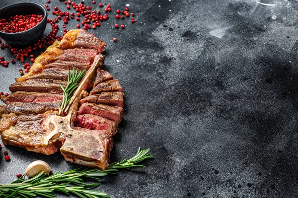 Izgarada Biftek Pişmiş Tbone Biftek Siyah Arka Plan Üst Manzara — Stok fotoğraf