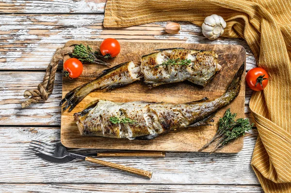 Lezzetli bir salamurada pişirilmiş fırın. Beyaz arka plan. Üst görünüm.