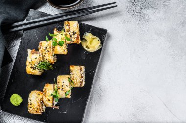 Füme yılan balığı ve salatalıklı suşi rulosu. Beyaz arka plan. Üst Manzara. Boşluğu kopyala.