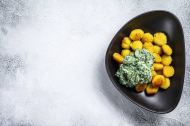 Kızarmış gnocchi patates makarna ve ıspanak. Beyaz arka plan. Üst Manzara. Boşluğu kopyala.