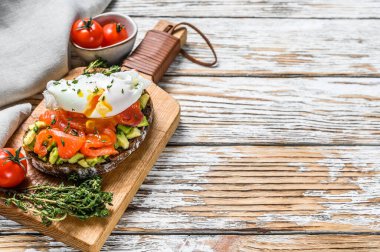 Füme somon ve haşlanmış yumurtalı tost. Beyaz ahşap arka plan. Üst Manzara. Boşluğu kopyala.