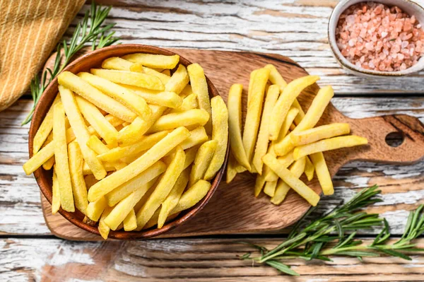 Kasede donmuş patates, patates kızartması, konserve yiyecek. Beyaz arka plan. Üst görünüm.