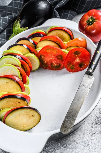 Ratatouille Cru Prato Vegetal Francês Tradicional Fundo Cinzento Vista Superior — Fotografia de Stock