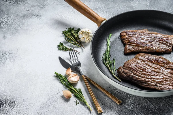 Grillezett Lapos Vas Oldalas Steak Serpenyőben Márvány Marhahús Szürke Háttér — Stock Fotó