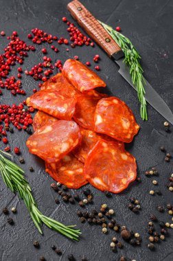 İspanyol usulü sucuklu sucuk. Pişmiş et. Siyah arka plan. Üst görünüm.