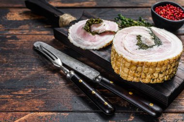 Pancetta, tipik İtalyan usulü çiğ pastırma. Karanlık ahşap arka plan. Üst Manzara. Boşluğu kopyala.