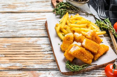 Balık ve patates kızartması, İngiliz fast food ve Tatar sosu. Beyaz arka plan. Üst Manzara. Boşluğu kopyala.