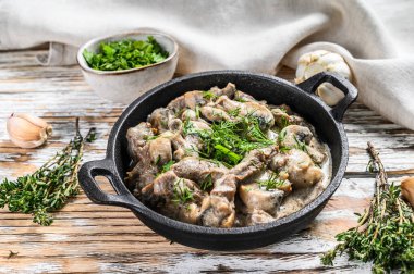 Kızartma tavasında mantarlı biftek stroganoff. Beyaz arka plan. Üst görünüm.