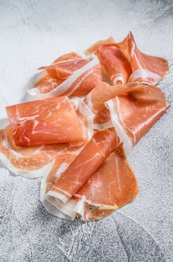 İtalyan jambonu, pişirilmiş jambon. Beyaz arka plan. Üst görünüm