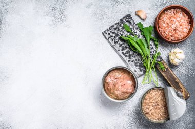 Konserve ton balığı konservesi, bütün ve doğranmış. Gri ahşap arka plan. Üst Manzara. Boşluğu kopyala