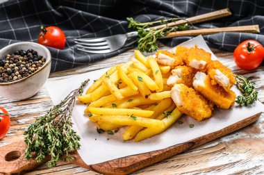 Balık ve patates kızartması, İngiliz fast food ve Tatar sosu. Beyaz arka plan. Üst görünüm.